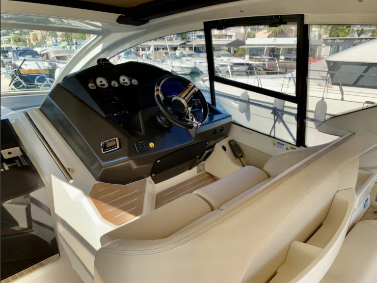 Noleggiare una Cranchi M 44 a Antibes