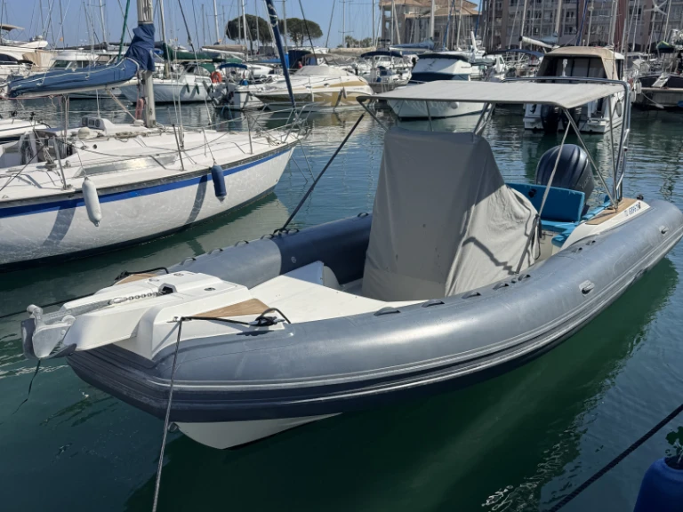 Noleggiare una Capelli Tempest 775 Open a Fréjus