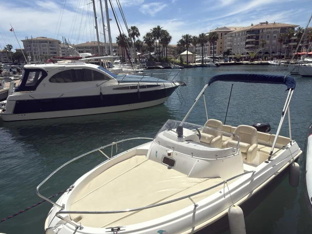 Noleggio Barca a motore con o senza skipper Jeanneau a Port Fréjus