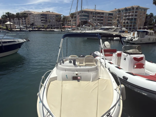 Barca a motore a noleggio a Port Fréjus al miglior prezzo