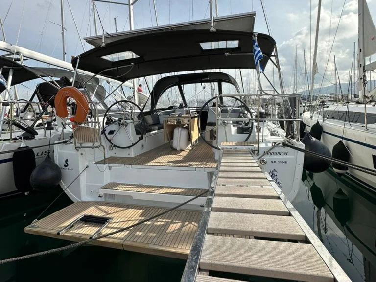 Noleggiare una Bénéteau Oceanis 40.1 a Álimos