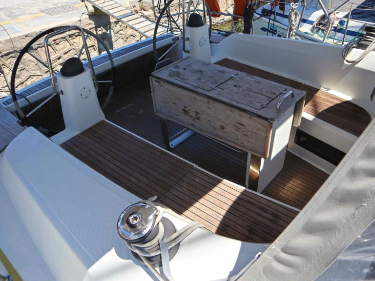 Noleggiare una Bavaria Bavaria Cruiser 40 /3cab a Álimos