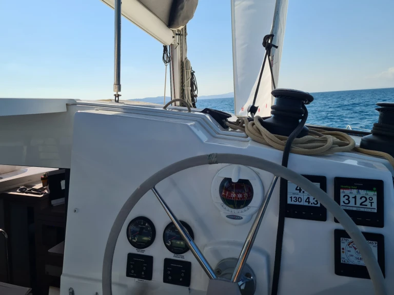 Catamarano a noleggio a Gouviá al miglior prezzo