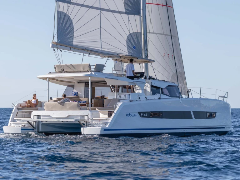 Catamarano a noleggio a Néa Péramos al miglior prezzo