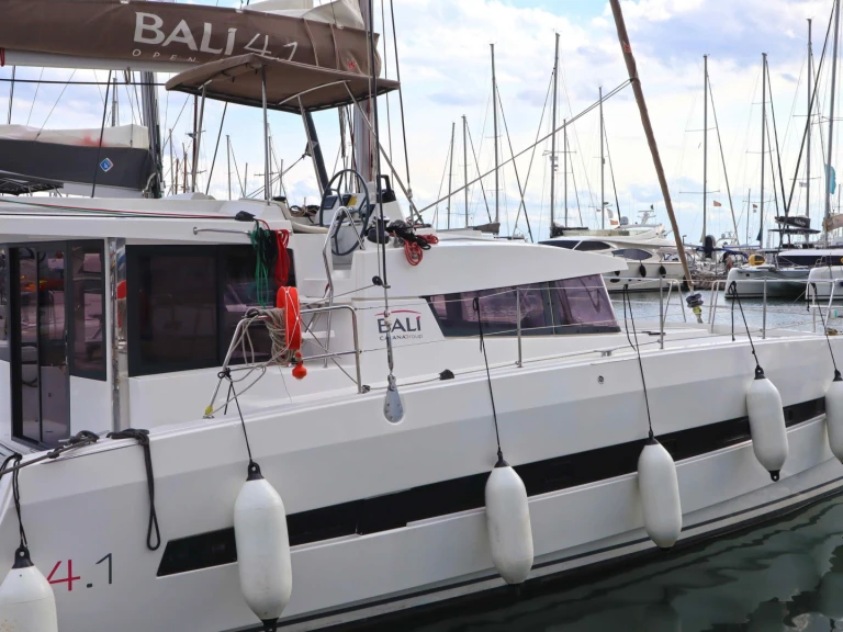 Catamarano a noleggio a Paros (Isola) al miglior prezzo