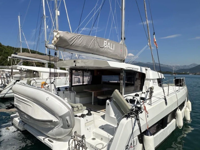 Catamarano a noleggio a Tivat al miglior prezzo