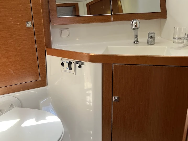 Noleggio barche Bénéteau Oceanis 45 /4cab a Gouviá su Samboat