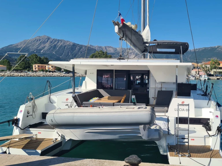 Noleggiare una Fountaine Pajot Lucia 40 a Gouviá