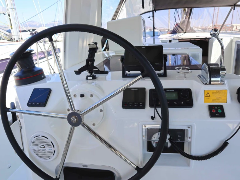 Noleggio Barca a vela Jeanneau con patente nautica
