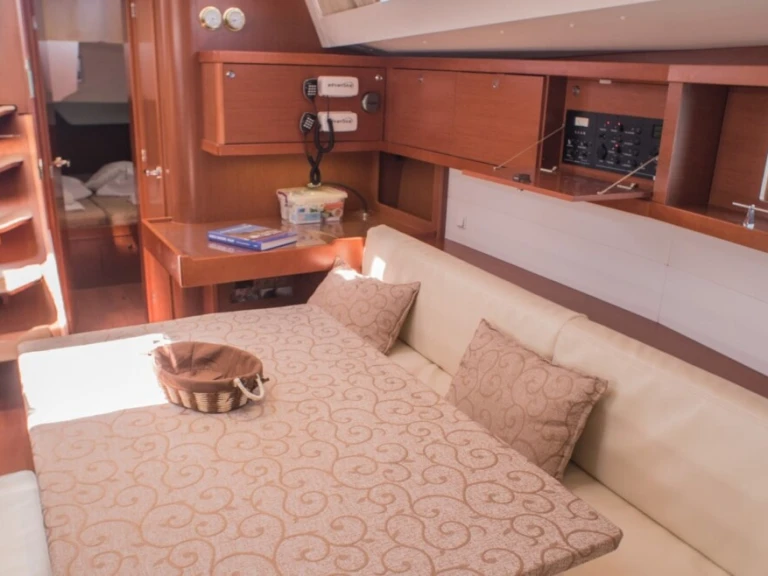Noleggiare una Bénéteau Oceanis 48 /5cab a Ávdira