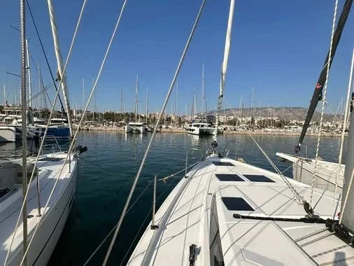 Noleggiare una Bavaria Bavaria C45 a Álimos