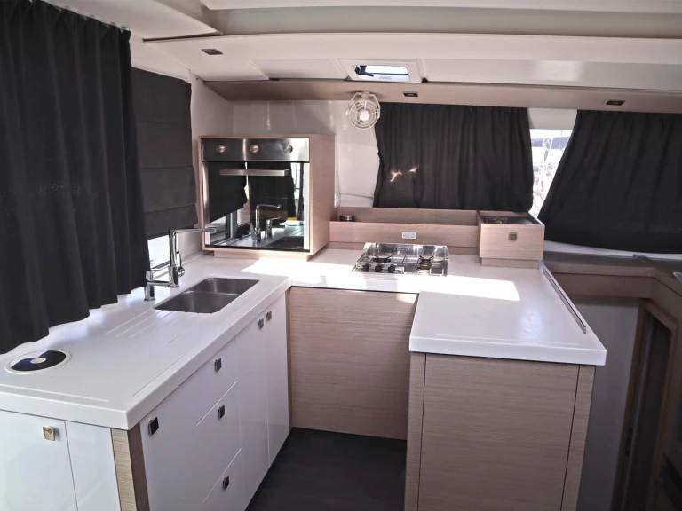 Noleggio Catamarano con o senza skipper Fountaine Pajot a Néa Péramos