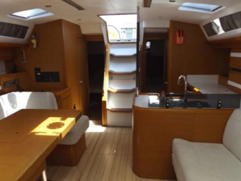 Noleggio Barca a vela Jeanneau con patente nautica