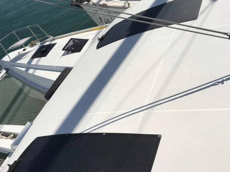 Noleggiare una Lagoon Lagoon 50/6 cab a Álimos
