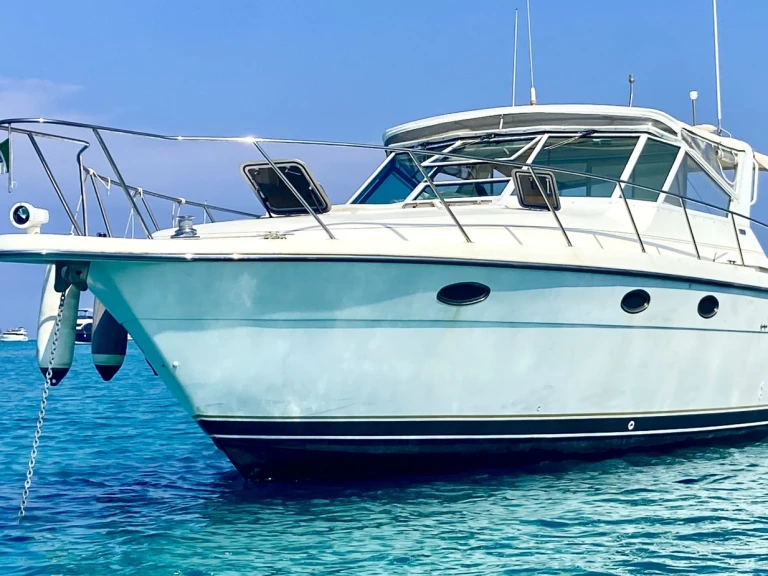 Noleggio Barca a motore Tiara con patente nautica