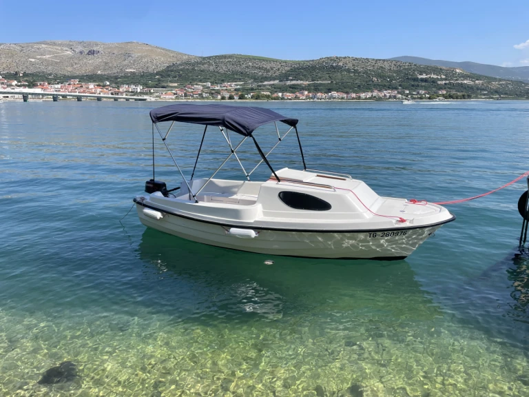 Barca a motore a noleggio a Trogir al miglior prezzo