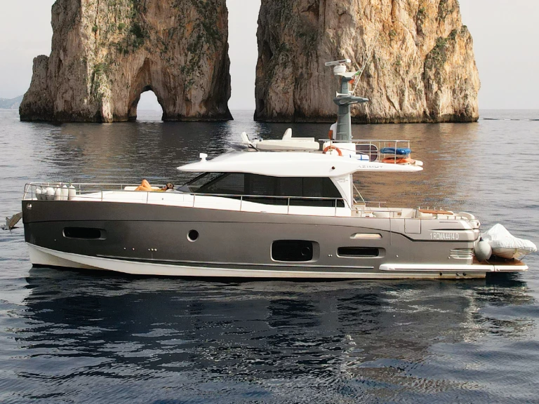 Noleggio Barca a motore a Napoli – Azimut Azimut Magellano 53