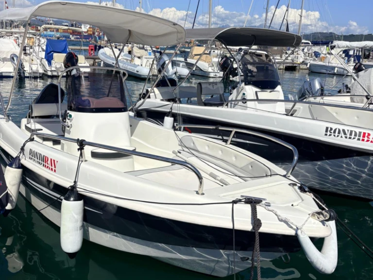 Noleggio Barca a motore Trimarchi con patente nautica