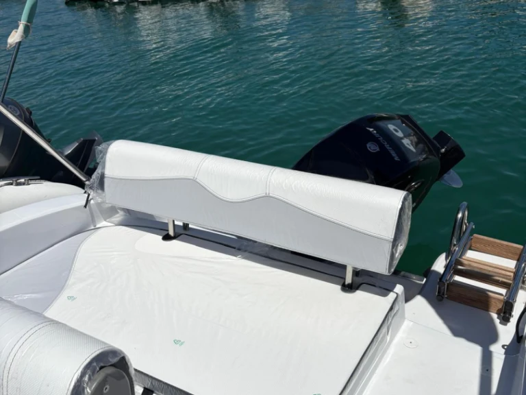 Noleggio Barca a motore Trimarchi con patente nautica