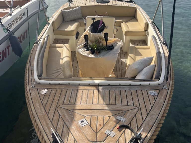 Noleggio Barca a motore A HELLAS con patente nautica