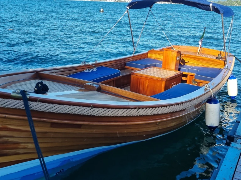 Noleggiare una Custom Classic  a Ghiffa