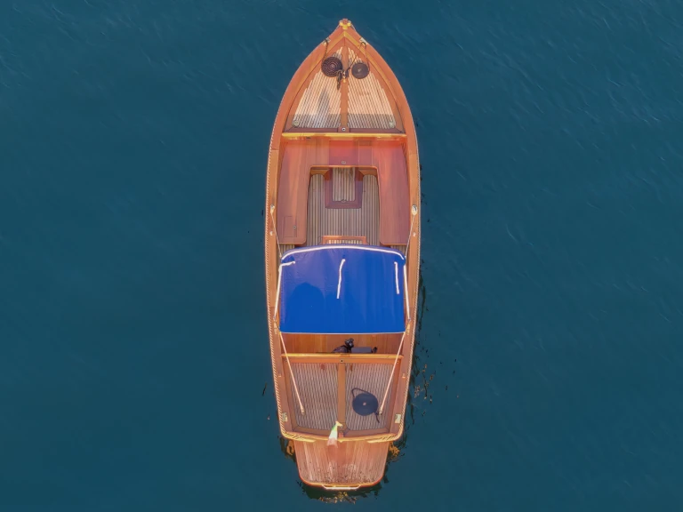 Noleggio Barca a motore con o senza skipper Custom a Ghiffa
