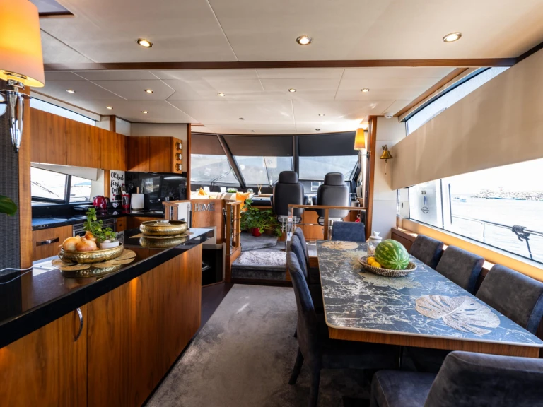 Noleggio barche Sunseeker Manhattan 73 a San Julian's su Samboat