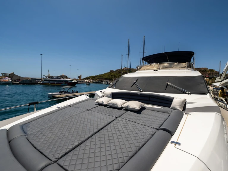 Yacht di lusso a noleggio a San Julian's al miglior prezzo