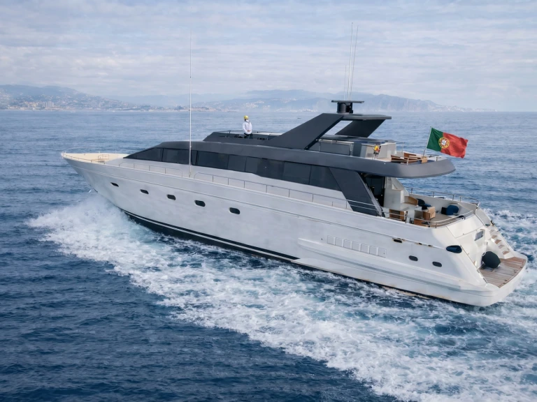 Noleggio Yacht di lusso Falcon con patente nautica