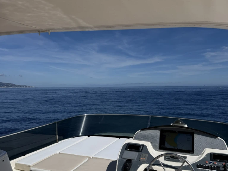 Yacht di lusso a noleggio a Marina Baie des Anges, France al miglior prezzo