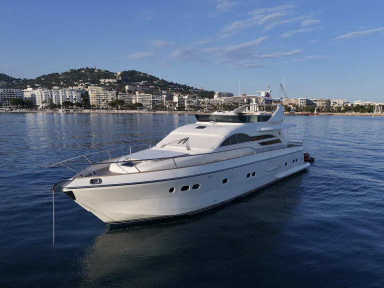 Noleggiare una vz 68 a Marina Baie des Anges, France