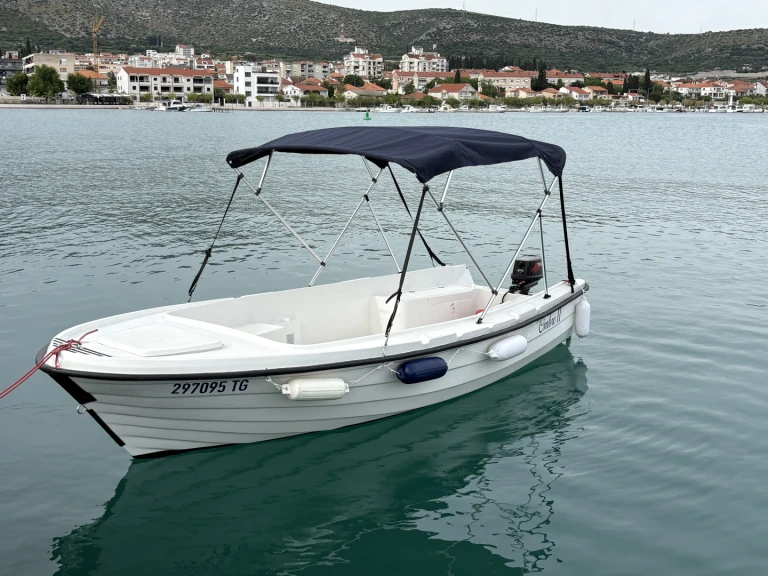 Barca a motore a noleggio a Trogir al miglior prezzo