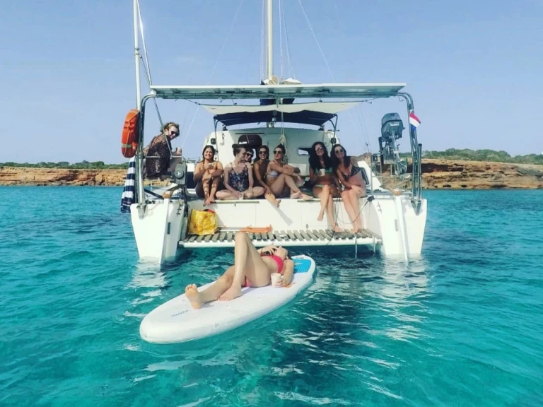 Catamarano a noleggio a La Savina al miglior prezzo