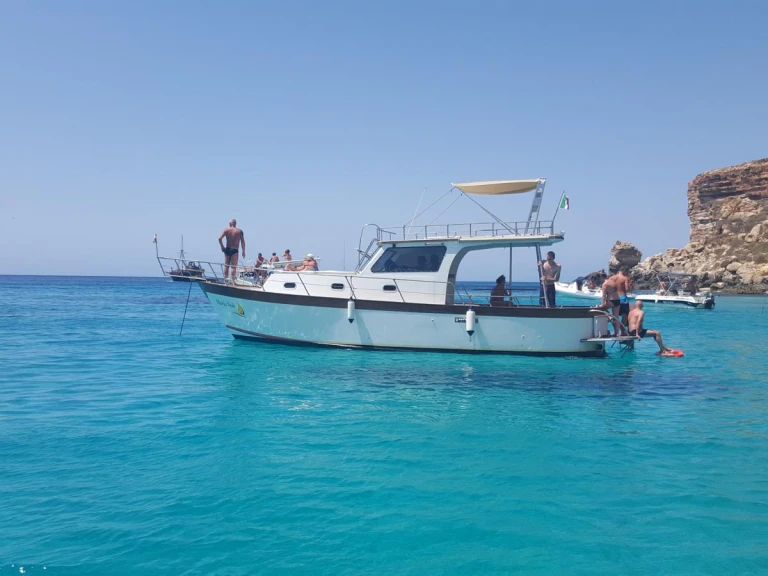 Barca a motore a noleggio a Lampedusa al miglior prezzo