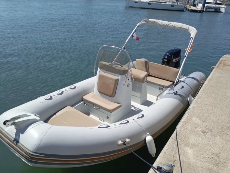 Noleggiare una Zodiac Medline 580 a Antibes
