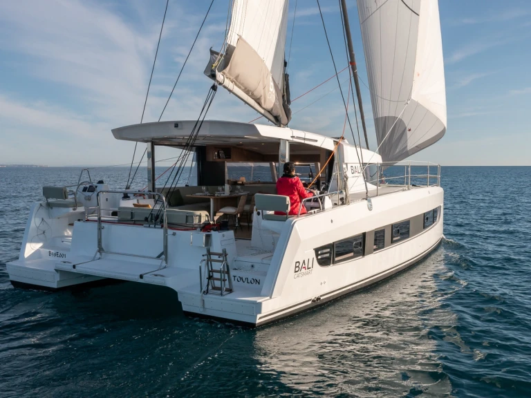 Catamarano a noleggio a Parish of Saint George al miglior prezzo