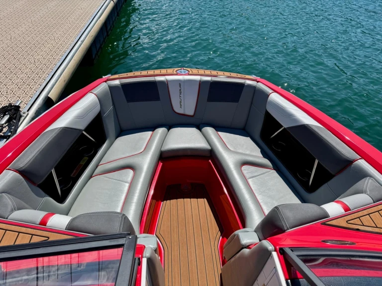 Noleggiare una Nautique Correct Craft g21 a Aix-les-Bains