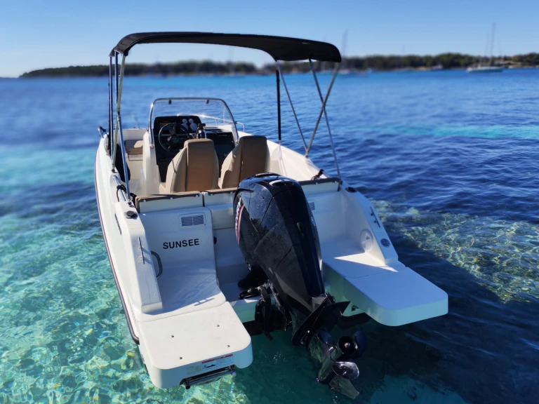Noleggiare una Quicksilver Quicksilver 555 Open a Mandelieu-la-Napoule