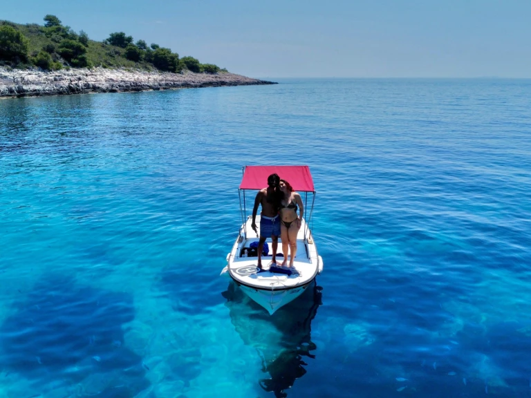 Noleggio Barca a motore con o senza skipper Jugoplastika a Lesina (Hvar)