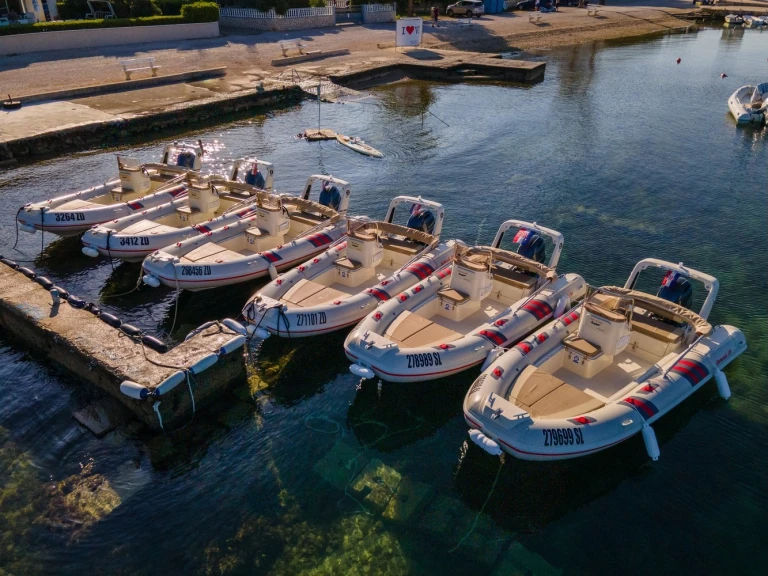 Noleggiare una Barracuda 530 a Puntadura