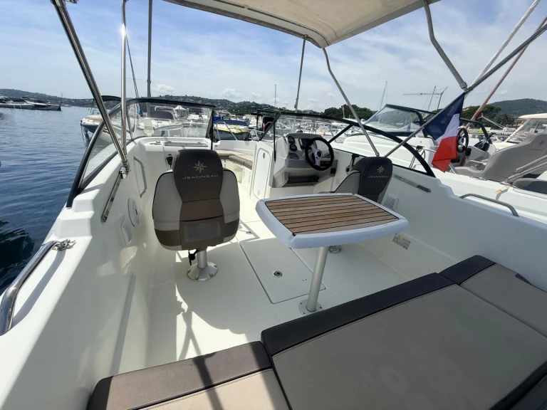 Noleggio Barca a motore a Les Issambres – Jeanneau Cap Camarat 6.5 BR