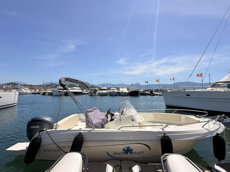 Noleggio Barca a motore Pacific Craft con patente nautica