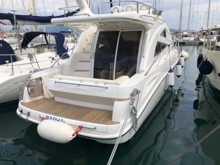 Noleggio Yacht di lusso Sealine con patente nautica