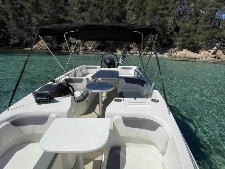 Noleggio Barca a motore Bayliner con patente nautica