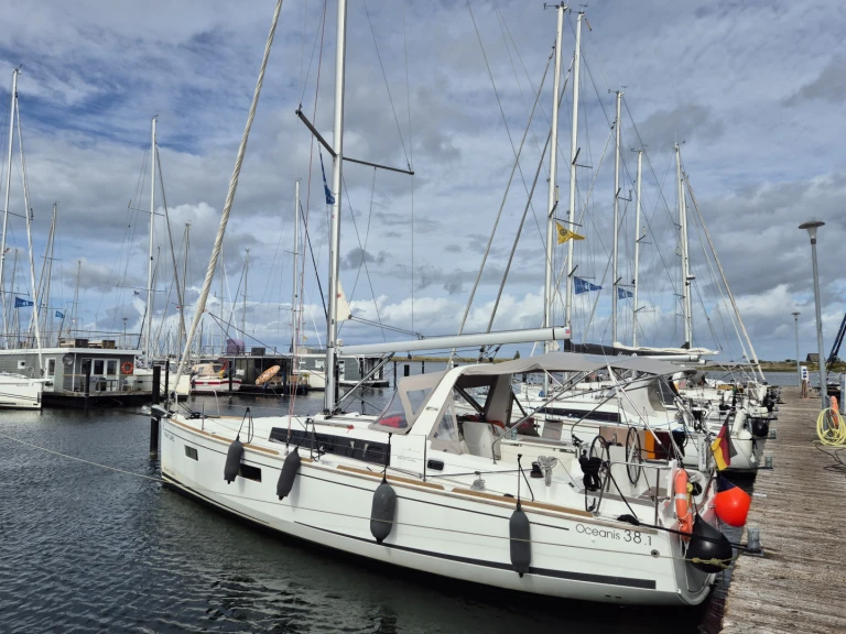 Noleggiare una Bénéteau Oceanis 38.1 a Heiligenhafen