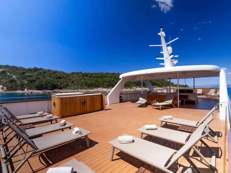 Noleggio Yacht di lusso Custom Made con patente nautica