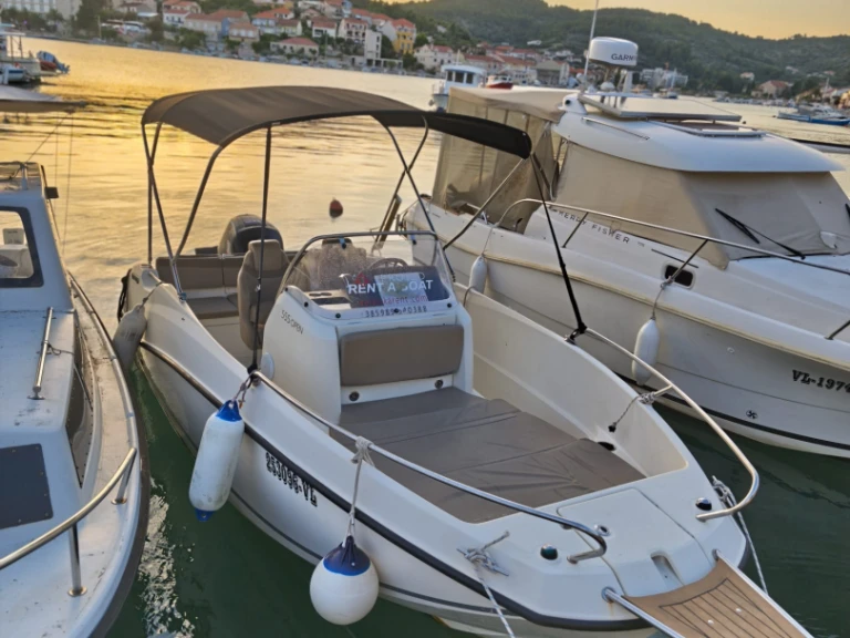 Noleggio barche Vela Luka economico Activ 555 Open