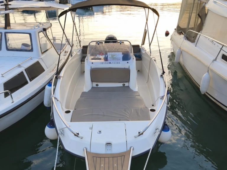 Noleggiare una Quicksilver Activ 555 Open a Vela Luka