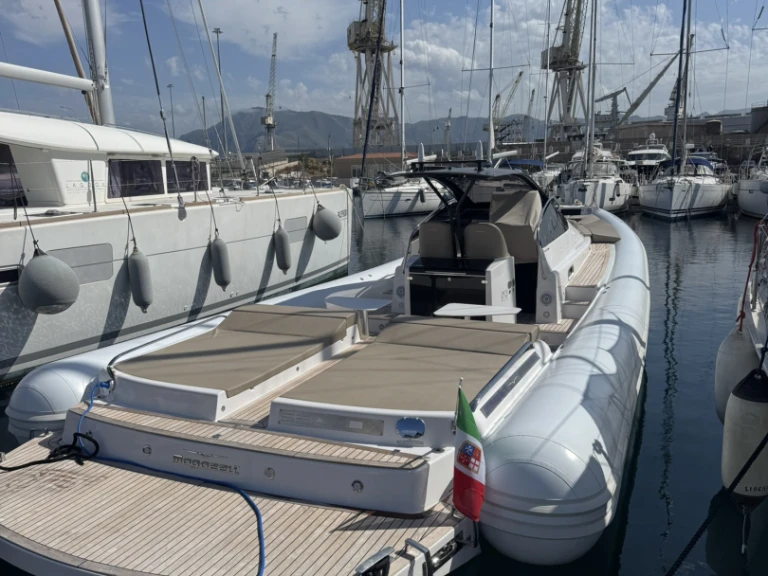 Noleggiare una Magazzu MX-13 coupè a Palermo
