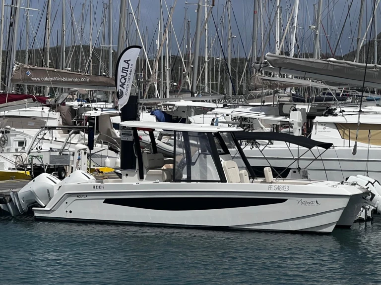 Noleggiare una Aquila 28 Molokai a Le Marin